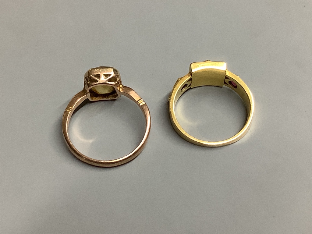 An 18ct ring & a 9ct ring.